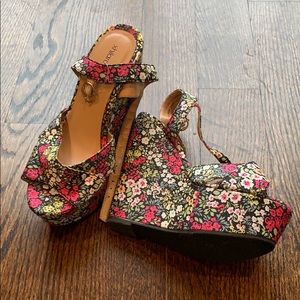Floral wedges
